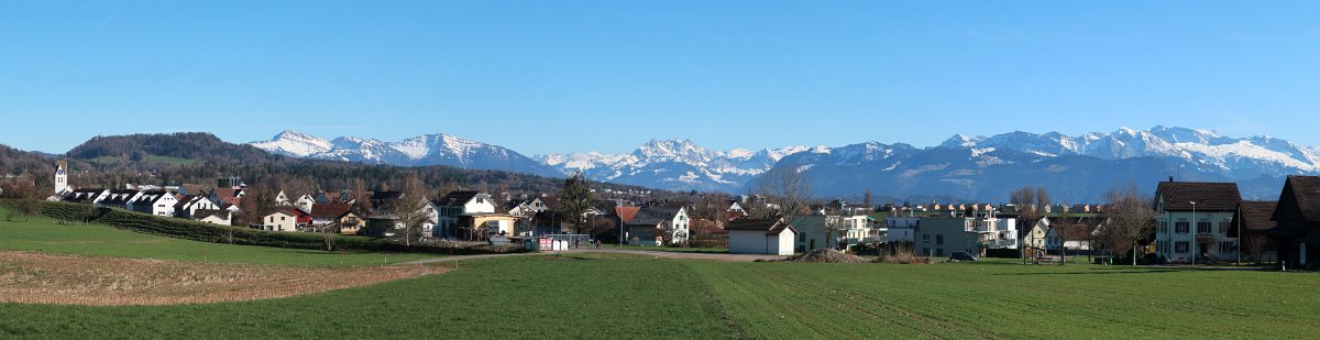 Dürnten mit Kirche und altem Bahnhof